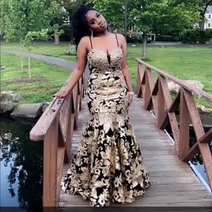 PROM DRESS MERMAID GOLD AND BLACK (HEAD TO EBAY)